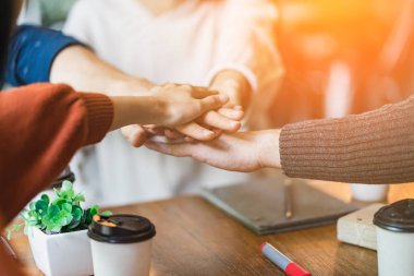 Çok uluslu bir grup arkadaş, eğlence ve mutlulukla sohbetin keyfini çıkarırlar. Kafe restoranının arka planında gelişigüzel fikirler buluşur.