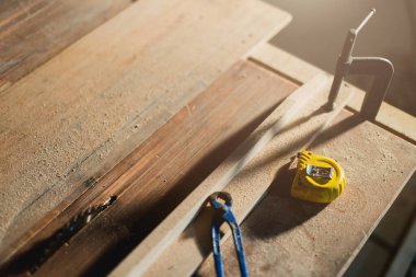 marangozluk ile ev geliştirme fikirleri kavramı testereli ahşap makine inşaat arka planı