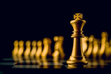 iş stratejisi beyin fırtınası satranç tahtası oyunu. Metinleriniz için ücretsiz kopyalama alanı olan el ile siyah arkaplana dokunun