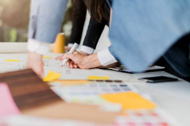 Yaratıcılık, konferans odasının arka planında iş bölümü toplantı atölyesi ile fikir üretme kavramı