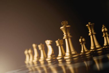 iş stratejisi beyin fırtınası satranç tahtası oyunu. Metinleriniz için ücretsiz kopyalama alanı olan el ile siyah arkaplana dokunun