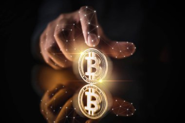 Kripto para birimi iş stratejisi fikirleri. İş adamı el ele tutuşup, yansıma katındaki koyu renk tonunda şifreli para sembolü tutuyor.