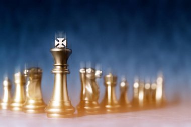 Satranç tahtası eski renk tonu ile stratejik rekabetçi fikirler kavramı