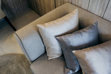 Modern koltukta ahşap arka plan ev tasarımı kavramına sahip yumuşak ve rahat polenler.