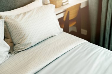 yatak odasındaki yumuşak yastıklı güzel tasarım konsepti