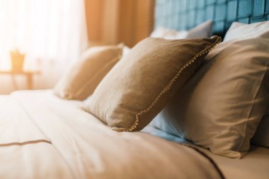 yatak odasındaki yumuşak yastıklı güzel tasarım konsepti