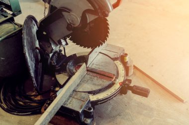 marangozluk ile ev geliştirme fikirleri kavramı testereli ahşap makine inşaat arka planı