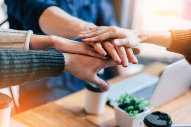 Çok uluslu bir grup arkadaş, eğlence ve mutlulukla sohbetin keyfini çıkarırlar. Kafe restoranının arka planında gelişigüzel fikirler buluşur.