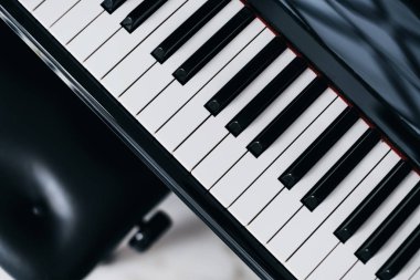 Ayrıntılı piyano tuşuna renk tonlu müzik enstrümanı konseptiyle yakınlaş