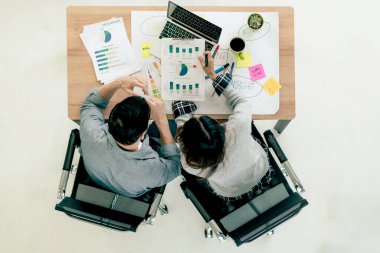 Yaratıcılığın üstün görüşü beyin fırtınası fikirleri konsepti ve konferans odasının arka planında iş bölümü toplantı atölyesi