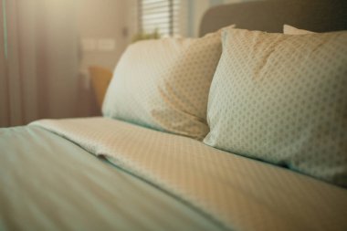 yatak odasındaki yumuşak yastıklı güzel tasarım konsepti