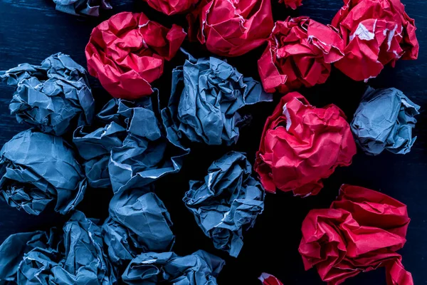 Concepto Ideas Liderazgo Con Bola Arrugada Papel Rojo Azul — Foto de Stock