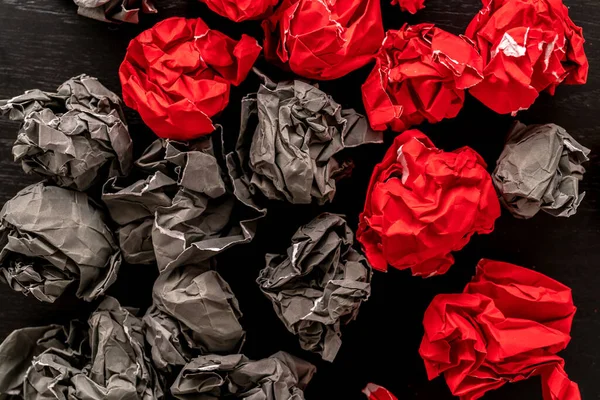Concept Idées Leadership Avec Boule Froissée Papier Rouge Noir — Photo