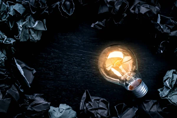Kreativität Ideen Konzept Mit Glühbirne Und Schwarzer Farbe Papier Zerknüllte — Stockfoto