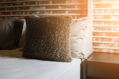 yatak odasındaki yumuşak yastıklı güzel tasarım konsepti