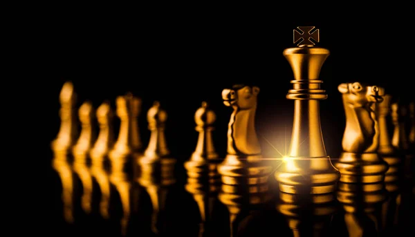 Obchodní Strategie Nápady Koncept Zlaté Šachy Konkurenční Hra Tmavé Barvy — Stock fotografie