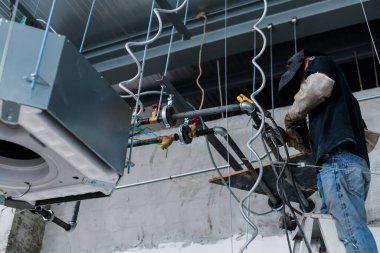 aricondition kaset tipi kablolama ve boru döşenmiş ev geliştirme fikirleri kavramı