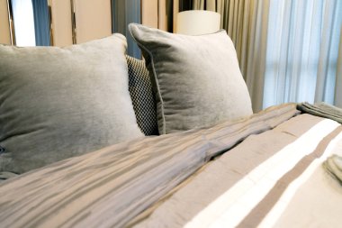 Yatak odasında temiz beyaz yastıkları ve çarşafları olan bir hizmetçi. Yakın plan. iç arkaplan