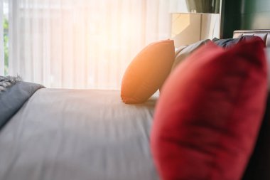 Yatak odasında temiz beyaz yastıkları ve çarşafları olan bir hizmetçi. Yakın plan. iç arkaplan