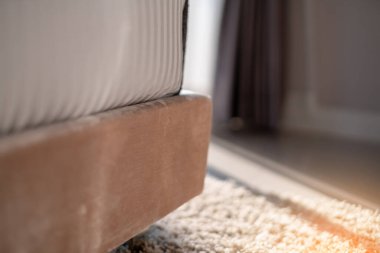 Evin iç kısımlarında sentetik halı var. Yakın plan.