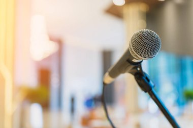 Sahne etkinlik salonunda arka planı bulanık yakın çekim mikrofon