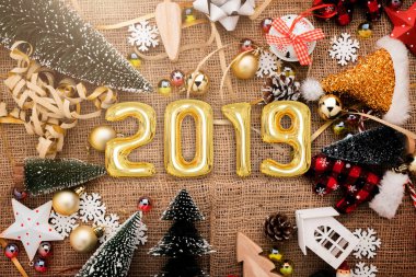 Şenlikli kutlama arka planı, Noel süsleri ve bedava fotokopi alanı olan eski moda rattan döşemeleri.