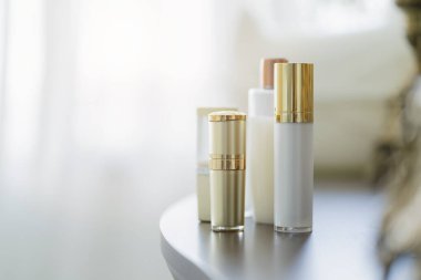 Makyaj masasının üzerinde temiz cam şişenin bedava fotokopisi var.