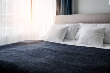 yatak odasındaki yumuşak yastıklı güzel tasarım konsepti