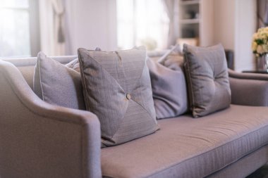 Güneşli bir günde kanepenin bir kısmıyla oturma odasının modern iç mekanı ve beyaz perde iç mekan konsepti