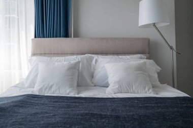 yatak odasındaki yumuşak yastıklı güzel tasarım konsepti