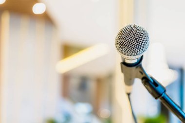 Sahne etkinlik salonunda arka planı bulanık yakın çekim mikrofon