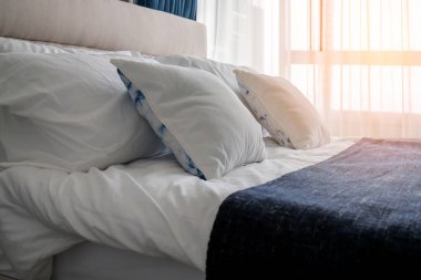 yatak odasındaki yumuşak yastıklı güzel tasarım konsepti