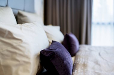 Yatak odasında temiz beyaz yastıkları ve çarşafları olan bir hizmetçi. Yakın plan. iç arkaplan