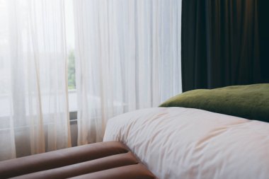 Evin iç kısımlarında sentetik halı var. Yakın plan.