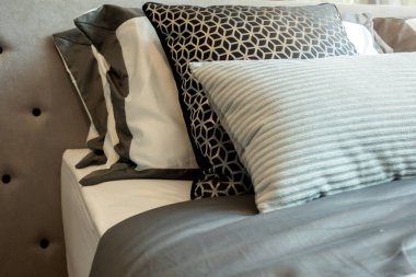 Yatak odasında temiz beyaz yastıkları ve çarşafları olan bir hizmetçi. Yakın plan. iç arkaplan