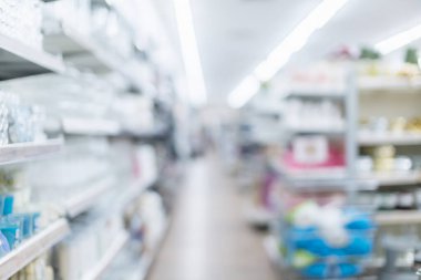 Alışveriş merkezindeki raf ürününün alışveriş merkezindeki müşterilerle olan soyut bulanık resim arkaplanı