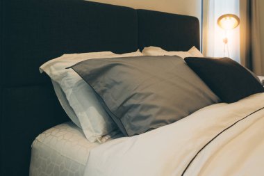 ev güzel tasarım konsepti yumuşak rahat beyaz yastık yatak odasında iç arka plan