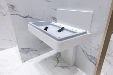 Umumi tuvalette bebek bezi değiştirmek