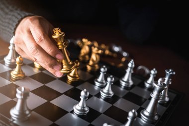 İş adamı el kontrolü satranç figürü iş stratejisi fikirleri eski imaj tonu kavramını yönet