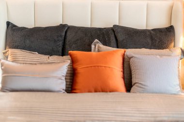 Yatak odasında temiz beyaz yastıkları ve çarşafları olan bir hizmetçi. Yakın plan. iç arkaplan