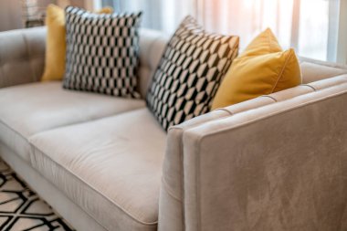 Güneşli bir günde kanepenin bir kısmıyla oturma odasının modern iç mekanı ve beyaz perde iç mekan konsepti