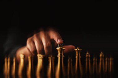 iş stratejisi beyin fırtınası satranç tahtası oyunu. Metinleriniz için ücretsiz kopyalama alanı olan el ile siyah arkaplana dokunun