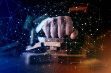 Ahşap yığını kule ile iş fikirleri kavramını bozan adam, arka plan koyu renk tonunu yumrukluyor.