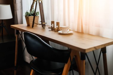 İç mekan konseptinde ahşap masa işi yapan modern bir sandalye.