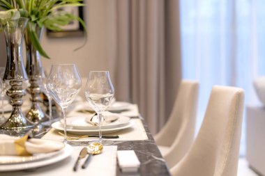 Yemek masası aksesuar ev fikirleri kavramını ayarlıyor