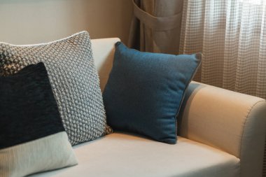 Güneşli bir günde kanepenin bir kısmıyla oturma odasının modern iç mekanı ve beyaz perde iç mekan konsepti