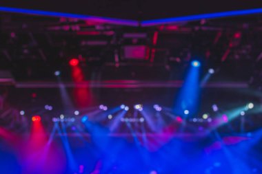 Sahnedeki ışık ve duman performansının soyut arkaplanı