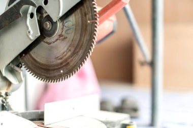 Ahşap kesme makinesine yakın çekim ev geliştirme fikirleri konsepti