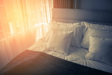 yatak odasındaki yumuşak yastıklı güzel tasarım konsepti