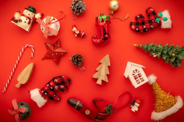 Noel arifesi dekorasyon eşyalarıyla şenlikli kutlama arka planı kavramı. Bedava fotokopi alanı ile kırmızı renk tabanı.